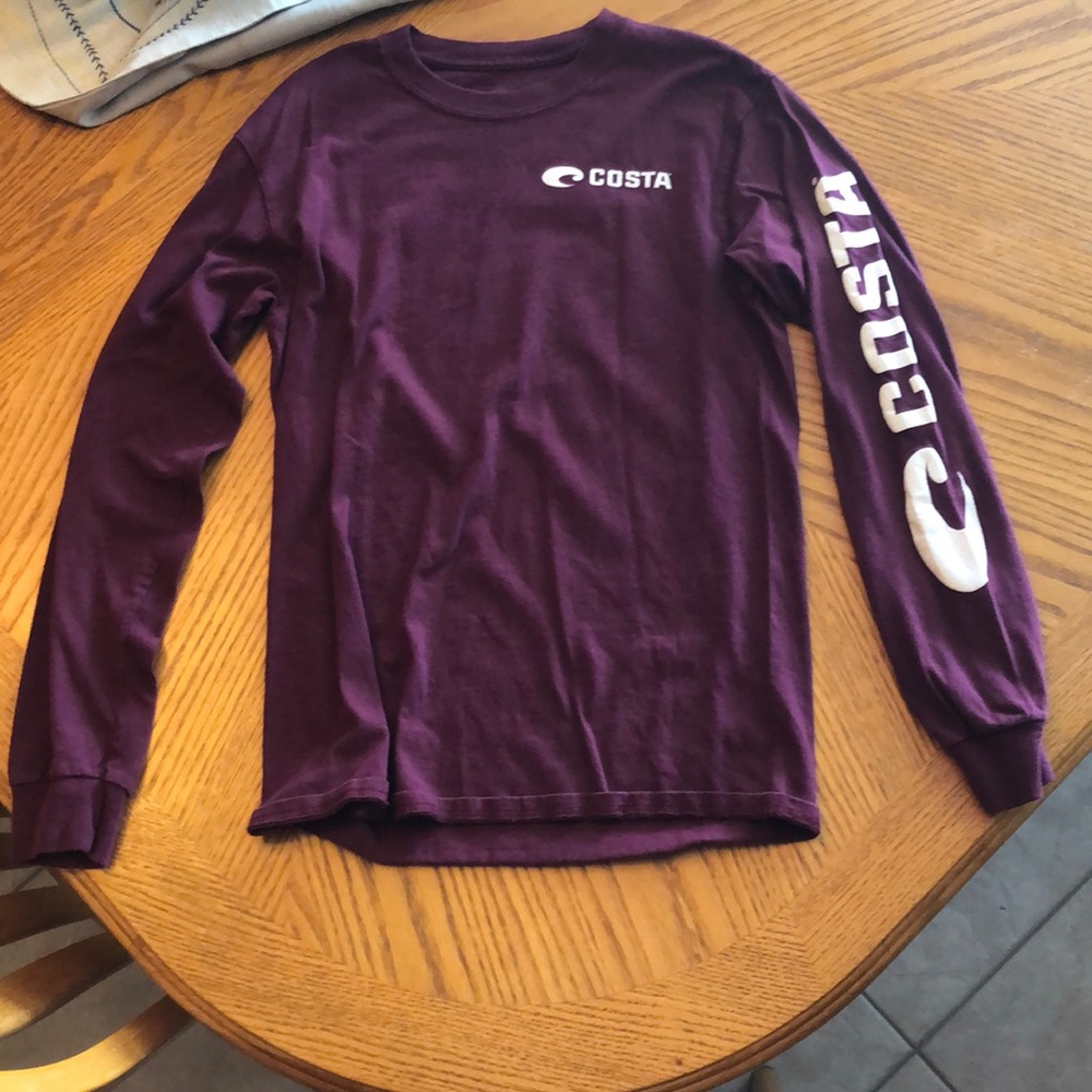 Men’s long sleeve t shirt.
